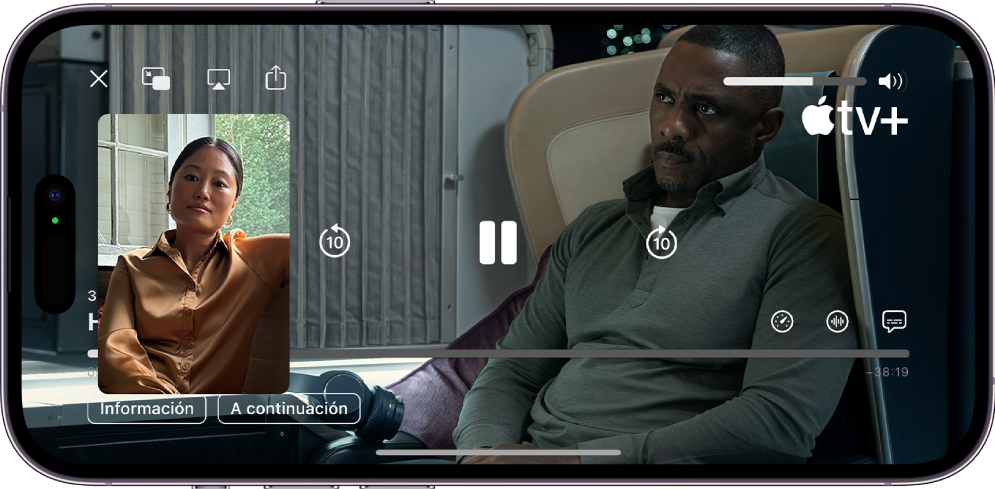 Una llamada de FaceTime mostrando una sesión de SharePlay con contenido de Apple TV+ que se está compartiendo en la llamada. La persona que comparte el contenido aparece en la ventana pequeña, el video llena el resto de la pantalla y los controles de reproducción están en el área superior del video.