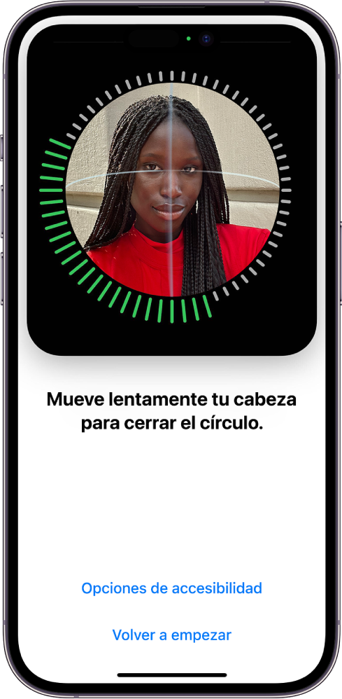 La pantalla de configuración de reconocimiento de Face ID. Se muestra una cara en la pantalla dentro de un círculo. El texto que está debajo le indica al usuario que mueva la cabeza lentamente para completar el círculo. El botón Opciones de accesibilidad se muestra cerca de la parte inferior de la pantalla, junto con el botón Volver a empezar.