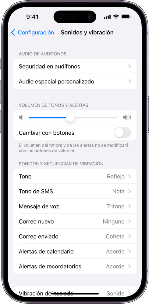 La pantalla Sonidos y vibraciones en Configuración. Las opciones en pantalla de arriba a abajo son: Audio de audífonos y Seguridad en audífonos, Volumen de tonos y alertas (con un regulador para ajustar el volumen y la opción de cambiar el volumen con botones), y Sonidos y secuencias de vibración (incluyendo para el tono de llamada y de texto).