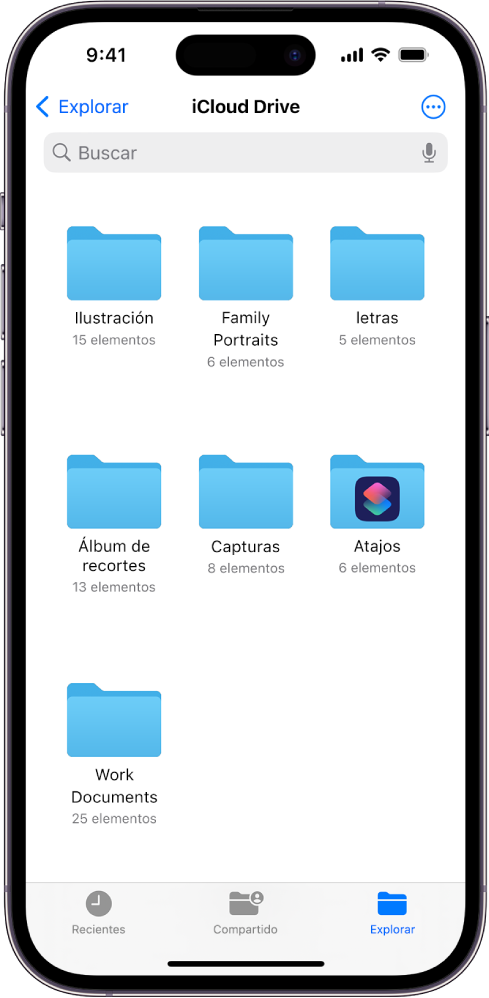 La app Archivos mostrando varias carpetas de iCloud Drive llamadas, Ilustración, Retratos familiares, Cartas, Álbum de recortes, Capturas de pantalla, Atajos y Documentos del trabajo. En la parte inferior de la pantalla están los botones Archivos recientes y Archivos compartidos, y la pestaña Explorar.