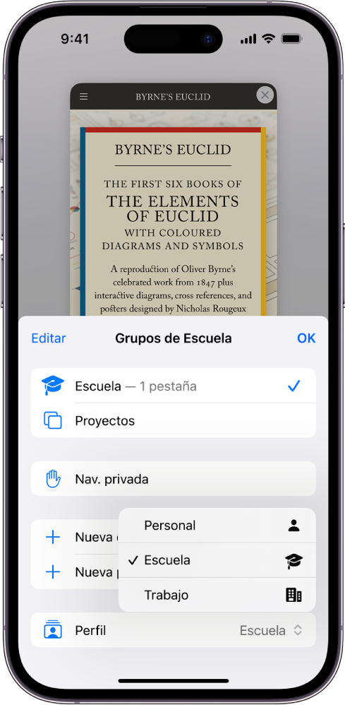 Pantalla de un iPhone que muestra un grupo de pestañas con el menú “Grupos de pestañas” abierto. En la parte inferior del menú, la opción Perfil está seleccionada y un menú muestra los perfiles Personal, Escuela y Trabajo. El perfil Escuela aparece seleccionado en ese momento.