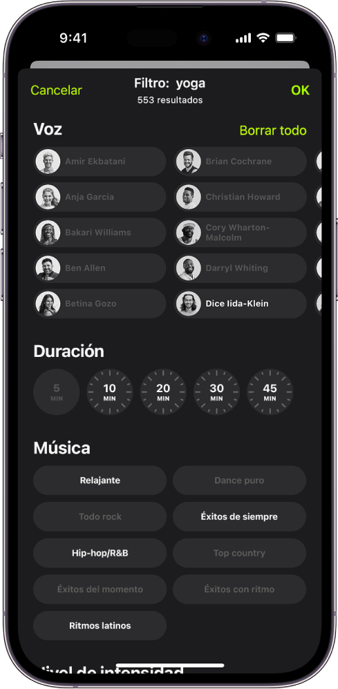 Pantalla de Apple Fitness+ que muestra las opciones para ordenar y filtrar los entrenos. En la parte superior de la pantalla hay una lista de entrenadores. Los intervalos de tiempo se muestran en el centro de la pantalla. Debajo del tiempo hay una lista de géneros musicales.