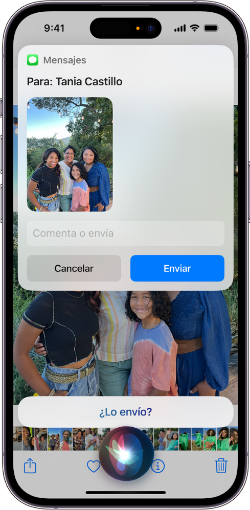 Pantalla de un iPhone con el indicador de escucha de Siri abajo en el centro y, encima, una respuesta de Siri en forma de mensaje de texto listo para ser enviado.