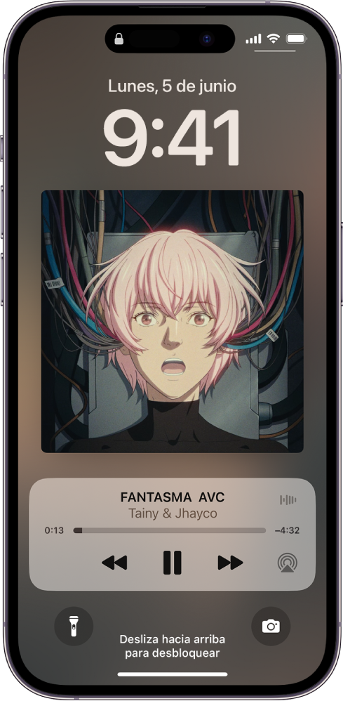 Pantalla de bloqueo con la portada de un álbum y por debajo están los controles para reproducir música en un dispositivo remoto.