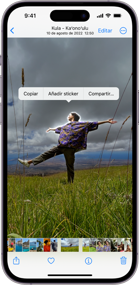 La app Fotos abierta en la foto de una persona. La persona está seleccionada y la opción “Añadir sticker“ está disponible en el menú de arriba.