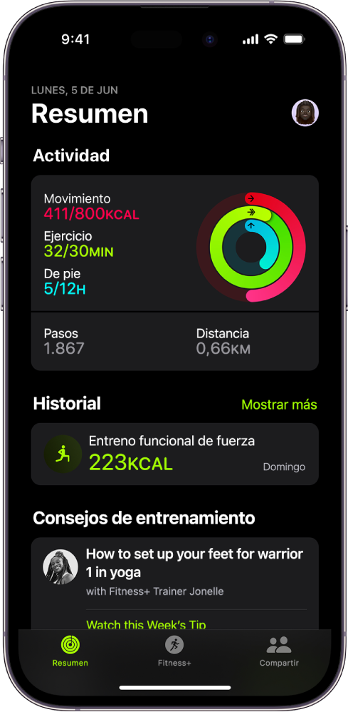 Pantalla Resumen de la app Fitness que muestra las áreas Actividad, Historial y “Trainer Tips”.