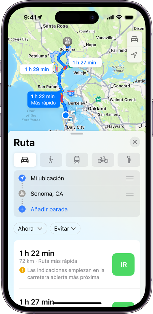 Mapa con varias rutas en coche entre dos ubicaciones con la ruta más rápida seleccionada. La tarjeta de ruta proporciona detalles como los tiempos de viaje estimados, la distancia y una breve descripción. A la derecha de los detalles de cada ruta se muestra un botón Ir.