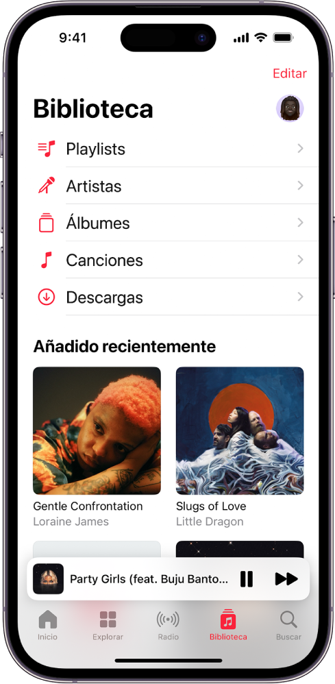 Pantalla Biblioteca con una lista de categorías, entre las que se incluyen Playlists, Artistas, Álbumes, Canciones y Descargado. Bajo la lista, se muestra la cabecera “Añadido recientemente”. Reproductor con el título de la canción que está sonando y los botones Pausa y Siguiente cerca de la parte inferior de la pantalla.