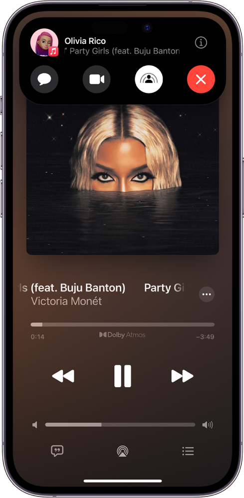 Una llamada de FaceTime con una sesión de SharePlay, con contenido de Apple Music compartido de forma sincronizada en la llamada. Se muestra la imagen de la persona que comparte el contenido en la parte superior de la pantalla, una imagen del álbum que se está compartiendo debajo de los controles de FaceTime y los controles de reproducción en la parte superior de la imagen del álbum.