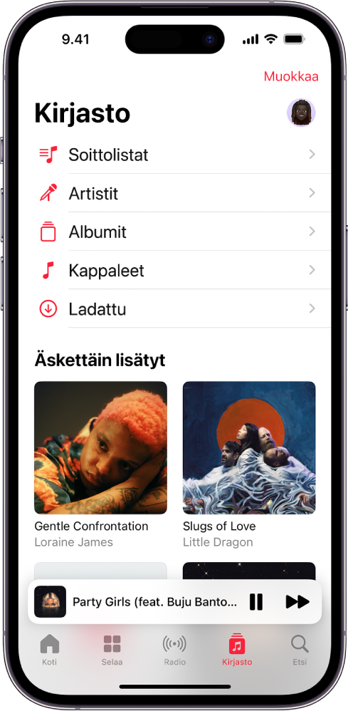 Kirjasto-näyttö, jossa näkyvä kategorialuettelo sisältää kategoriat Soittolistat, Artistit, Albumit, Kappaleet ja Ladatut. Äskettäin lisätyt ‑otsikko näkyy luettelon alapuolella. Soitin, jossa näkyvät nykyisen kappaleen nimi sekä Keskeytä- ja Seuraava-painikkeet alareunan lähellä.