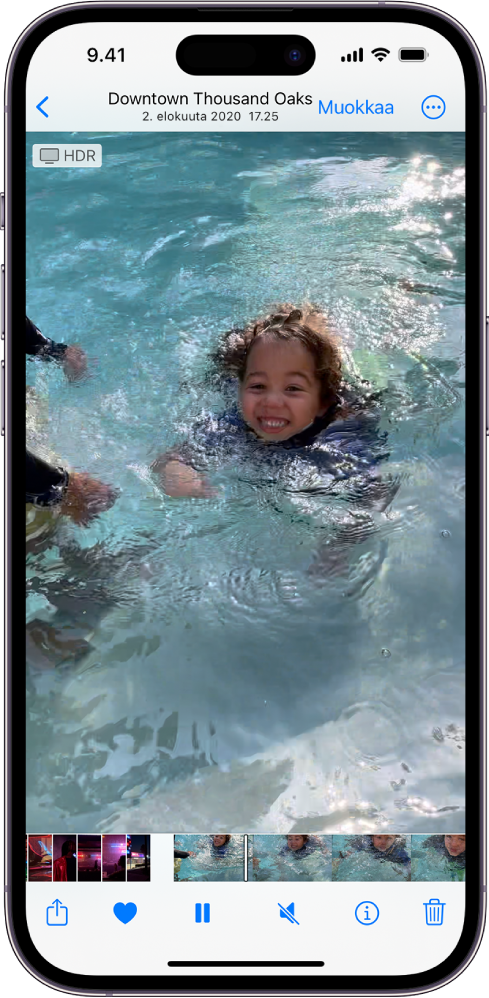 Videosoitin on näytön keskellä. Videon muodostavat yksittäiset kuvat näkyvät näytön alareunassa vasemmalta oikealle, ja ilmaisin näyttää, mikä kuva on toistettavana näytöllä. Kehysnäkymän alla vasemmalta oikealle näkyvät Jaa-, Lisää suosikiksi-, Keskeytä-, Mykistä- ja Poista-painikkeet.