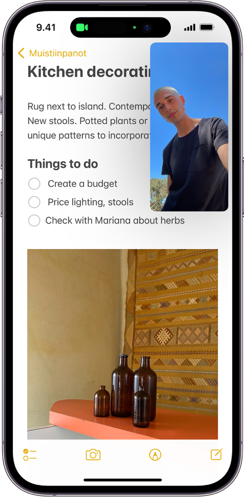 FaceTime-keskustelu on käynnissä, ja muistiinpano keittiön sisustuksesta täyttää muun näytön.