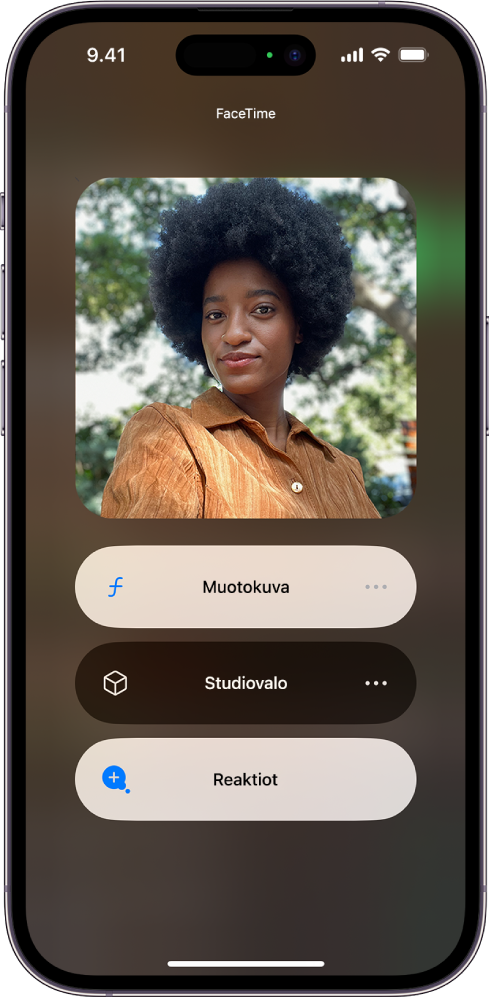 Tehosteet-asetukset Ohjauskeskuksessa FaceTime-puhelun aikana. Muotokuvatila on päällä, ja soittajan kuva näkyy suurennetussa ruudussa, jossa muotokuvatehosteena tausta on sumennettu ja kohde on erottuva.