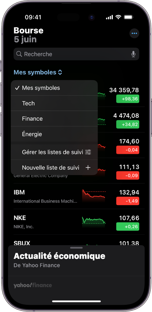 Une liste de suivi dans l’app Bourse avec une liste de diverses actions. Chaque action de la liste affiche, de gauche à droite, le symbole et le nom de l’action, un graphique des performances, le cours de l’action et les évolutions du cours. En haut de l’écran, la liste de suivi « Mes symboles » est sélectionnée. Les listes de suivi et options suivantes sont également disponibles : Technologie, Finance, Énergie, « Gérer les listes de suivi » et « Nouvelle liste de suivi ».