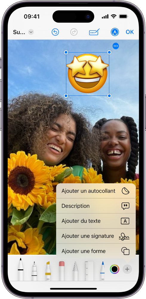 Dans Mail, un PDF d’une pièce jointe présente un autocollant d’un Emoji. Sous la page web se trouvent les outils d’annotation.