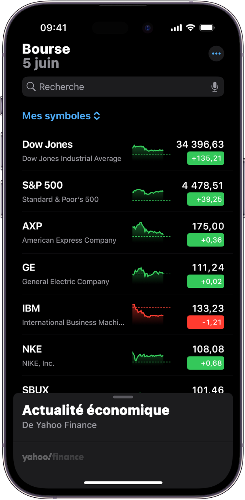 Une liste de suivi dans l’app Bourse avec une liste de diverses actions. Chaque action de la liste affiche, de gauche à droite, le symbole et le nom de l’action, un graphique des performances, le cours de l’action et les évolutions du cours. En haut de l’écran, au-dessus du titre de la liste de suivi « Mes symboles », se trouve le champ de recherche. En bas de l’écran se trouve la section « Actualité économique ». Il est possible de balayer « Business News » vers le haut pour afficher des articles.