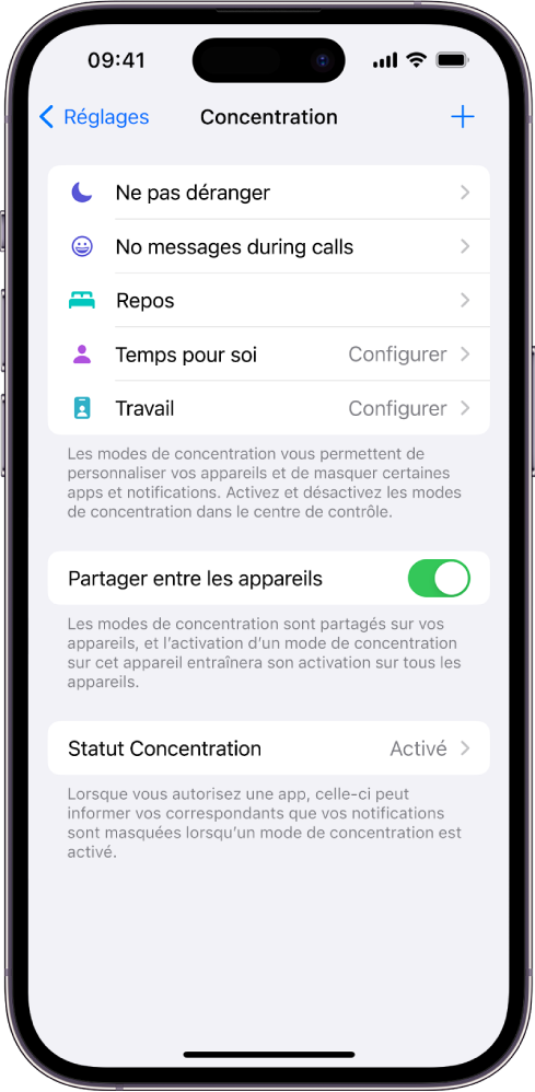 Un écran affichant cinq modes de concentration fournis : Ne pas déranger, Aucun message pendant les appels, Repos, Temps pour soi et Travail. L’option « Partager entre les appareils » est activée, ce qui permet d’utiliser les mêmes réglages de concentration sur tous vos appareils Apple.