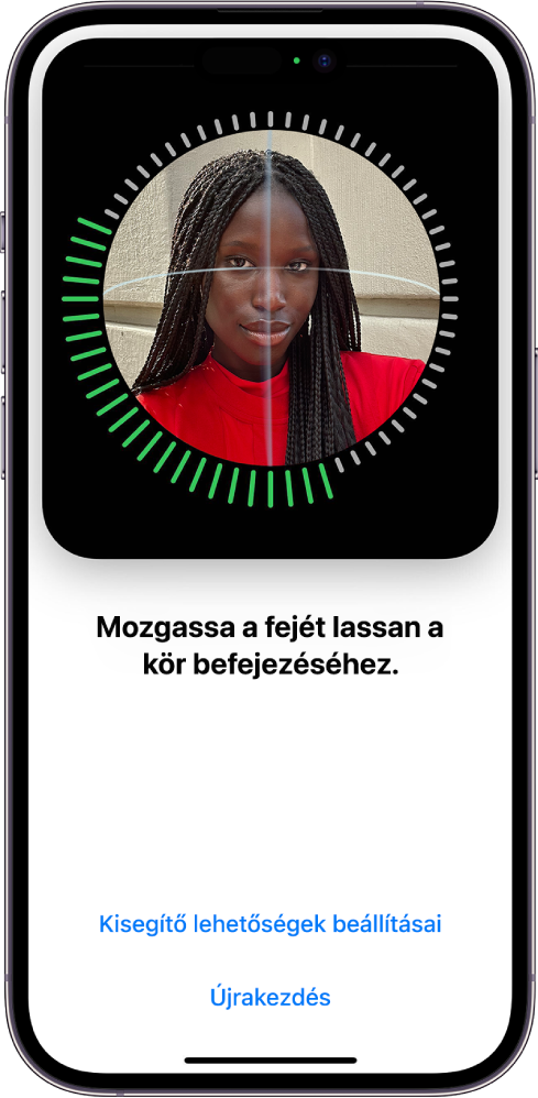 A Face ID-felismerés beállítási képernyője. A képernyőn egy arc látható egy kör belsejében. Az alatta lévő szöveg arra kéri a felhasználót, hogy lassan mozgassa a fejét a kör bezárásához. A kisegítő lehetőségek beállításainak gombja a képernyő alján jelenik meg az Újrakezdés gombbal együtt.