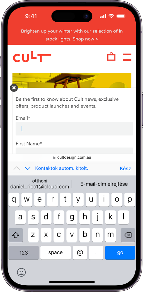 Egy webhelyen a kapcsolattartási oldal van megnyitva, és egy e-mail-cím hozzáadása van folyamatban. A billentyűzet meg van nyitva. A billentyűzet felett két opció áll rendelkezésre az automatikus kitöltéshez: megadhatja a valódi e-mail-címét, vagy létrehozhat egy új e-mail-címet a webhelyhez az E-mail-cím elrejtése funkcióval.