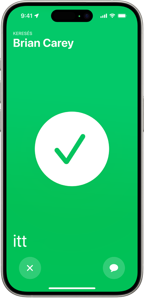 Az iPhone képernyője zöld színű, és a közepén egy pipajel látható. A megtalált személy neve a bal felső sarokban látható, a bal alsó sarokban pedig az „itt” szó jelenik meg, amely jelzi, hogy a találkozás sikeres volt.