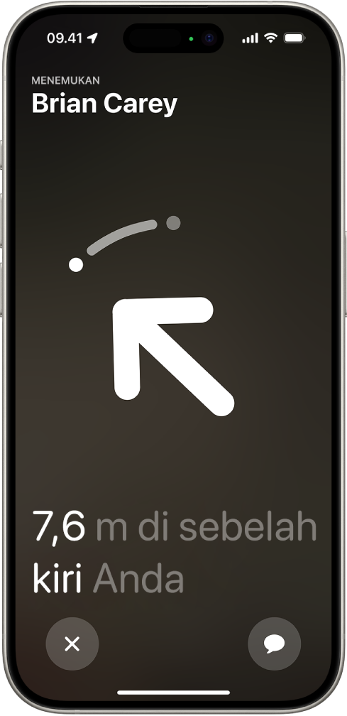 Nama orang yang sedang dicari dengan Pencarian Tepat berada di pojok kiri atas, dan panah menunjuk ke arah mereka dengan perkiraan jaraknya. Di bagian bawah layar terdapat tombol untuk menutup Pencarian Tepat dan mengirim pesan ke orang tersebut.
