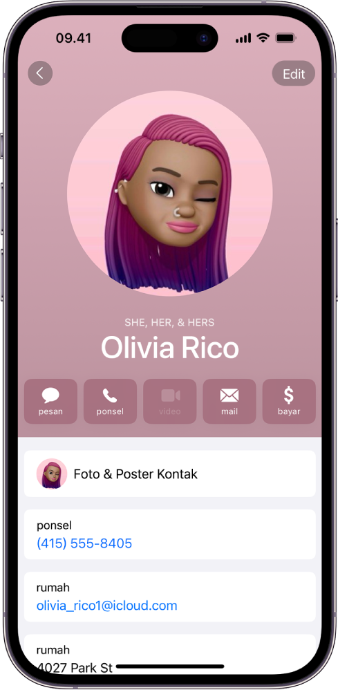 Kontak bernama Nia Siregar dengan kata ganti She, Her, dan Hers di bawah foto kontak. Di bawah namanya terdapat tombol untuk mengirim pesan, menelepon, mengirim mail, dan menggunakan Apple Pay nama. Di bagian bawah layar terdapat nomor ponsel dan alamat email kontak.