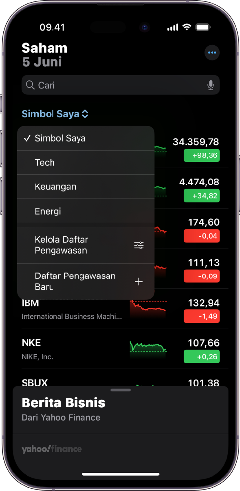 Daftar pengawasan di app Saham yang menampilkan daftar berbagai saham. Tiap saham di daftar menampilkan, dari kiri ke kanan, simbol dan nama saham, bagan kinerja, harga saham, dan perubahan harga. Di bagian atas layar, daftar pengawasan Simbol Saya dipilih dan daftar pengawasan serta pilihan berikut tersedia: Teknologi, Keuangan, Energi, Kelola Daftar Pengawasan, dan Daftar Pengawasan Baru.