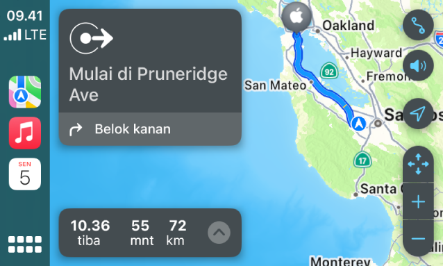 CarPlay menampilkan Peta, Musik, dan Kalender di Bar Samping. Di sebelah kanan terdapat rute navigasi dari Apple Park ke Apple Union Station.