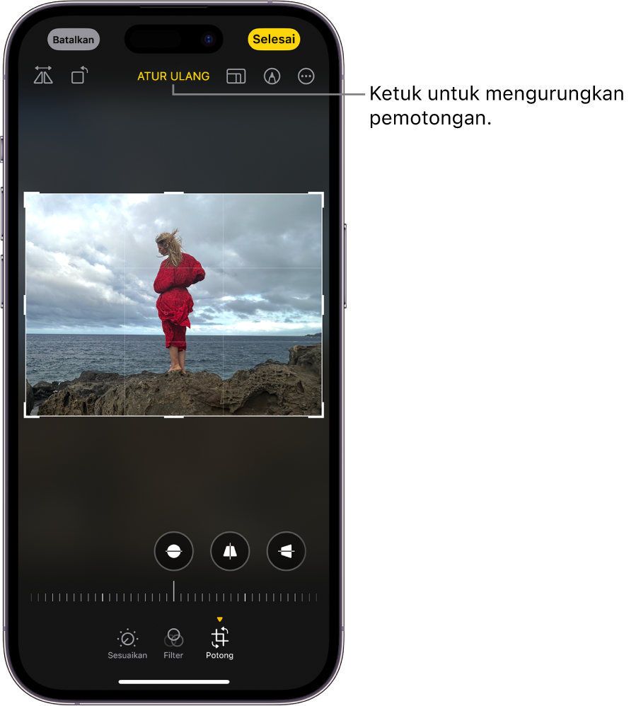 Layar Edit dengan foto di tengah. Di bagian bawah layar, dari kiri ke kanan, terdapat tombol Sesuaikan, Filter, dan Potong. Tombol Potong dipilih dan terdapat penggeser untuk menyesuaikan peningkatan geometri. Tombol Batalkan terdapat di pojok kiri atas layar dan tombol Selesai terdapat di pojok kanan atas layar. Juga di bagian atas layar, dari kiri ke kanan, terdapat tombol Balik, Otomatis, Rasio Aspek, Markah, dan Plug-in.