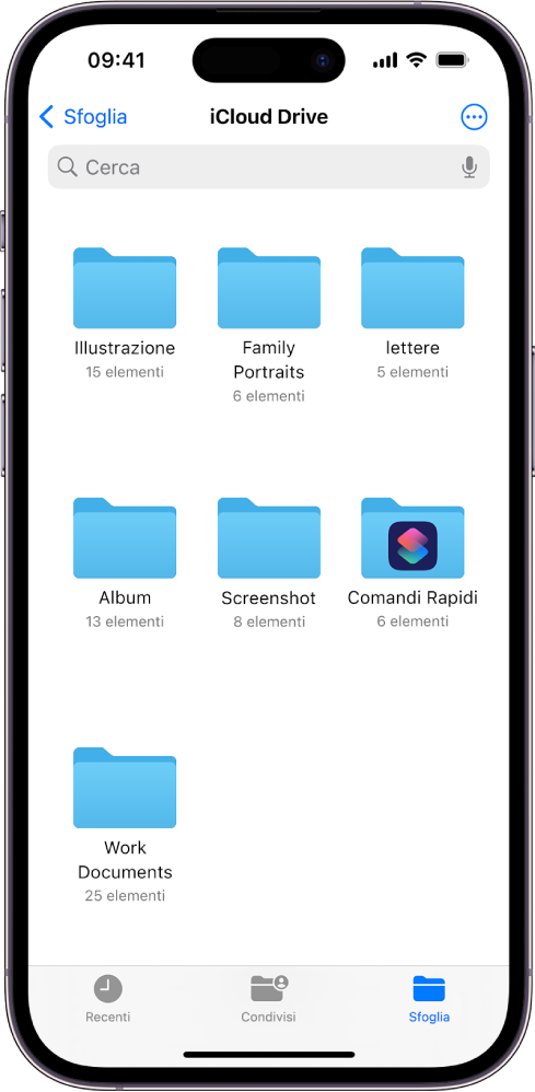 L’app File che mostra varie cartelle di iCloud Drive, tra cui Arte, “Ritratti di famiglia”, Lettere, Ricordi, Screenshot, “Comandi rapidi” e “Documenti di lavoro”. Nella parte inferiore dello schermo sono presenti i pulsanti per i file recenti, per i file condivisi e il pannello Sfoglia.