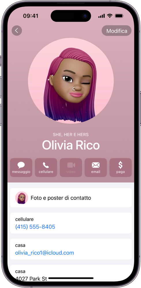 Un contatto chiamato Olivia Rico, con il pronome femminile visualizzato sotto la foto di contatto. Sotto il nome sono presenti i pulsanti per inviare un messaggio, effettuare una chiamata, inviare un’email e utilizzare Apple Pay. Nella parte inferiore dello schermo, sono visualizzati il numero di telefono cellulare e l’indirizzo email del contatto.