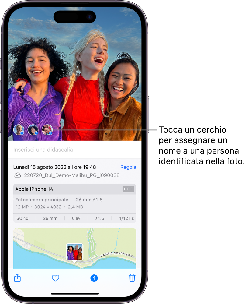 La metà superiore dello schermo di iPhone mostra una foto aperta nell’app Foto. La metà inferiore dello schermo mostra le informazioni della foto, tra cui, dall’alto verso il basso, la data e l’ora, il nome del file, il modello di iPhone con le impostazioni della fotocamera e una mappa. Nella parte inferiore dello schermo sono presenti, da sinistra a destra, il pulsante Condividi, il pulsante Preferiti, il pulsante Informazioni ed Elimina. Il pulsante Informazioni è selezionato.