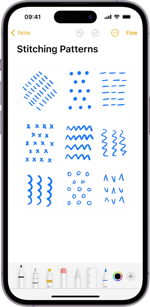 Una nota è aperta nell’app Note e nella parte inferiore dello schermo è presente la barra degli strumenti di modifica. Gli strumenti di modifica mostrati da sinistra a destra sono: Penna, “Linea singola”, Pennarello, Gomma, Laccio, Righello e Matita, seguiti dal selettore colore e dal pulsante Aggiungi.