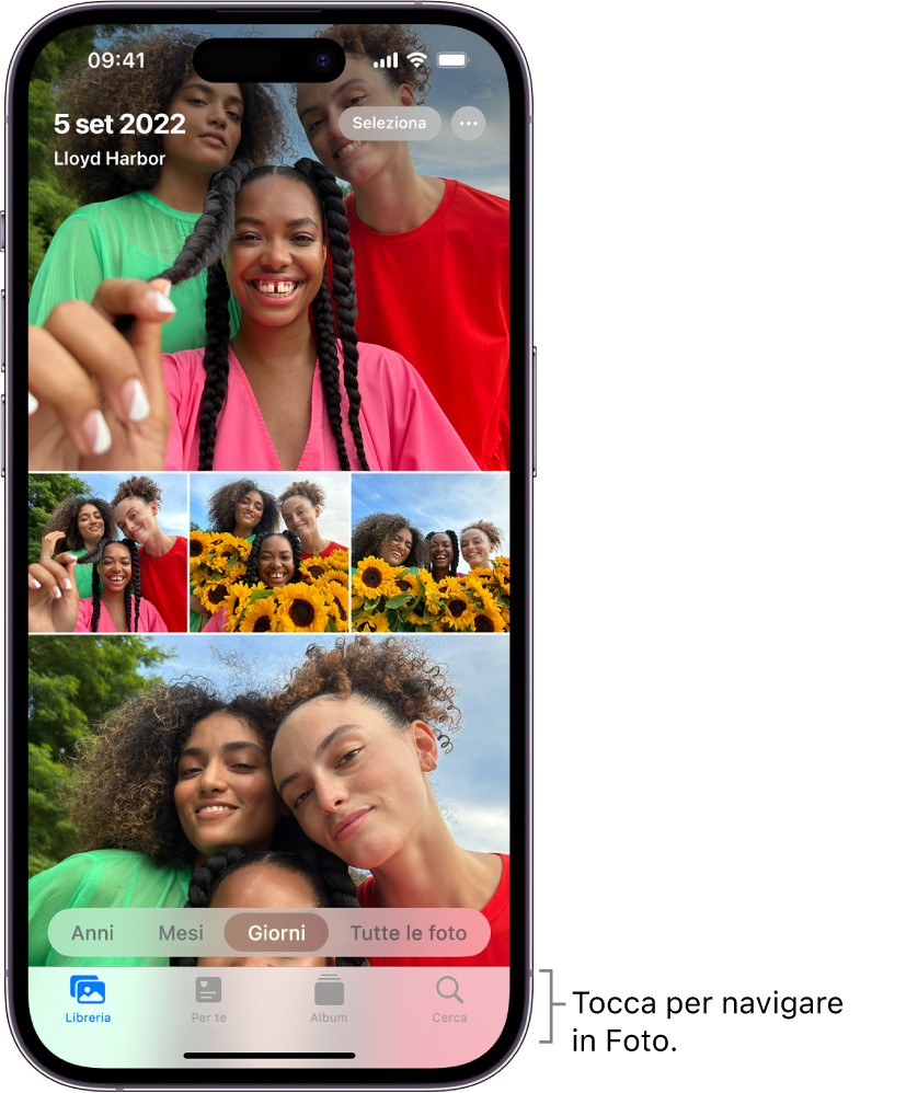 La libreria di foto mostrata nella vista Giorni. Una selezione di anteprime di foto riempiono lo schermo. In alto a sinistra sullo schermo vengono indicati la data e il luogo in cui sono state scattate le foto. In alto a destra si trovano i pulsanti Seleziona e “Altre opzioni” per condividere le foto e visualizzare i dettagli. Sotto le miniature ci sono le opzioni per visualizzare la libreria di foto per anni, mesi, giorni e “Tutte le foto”. In basso ci sono i pulsanti Libreria, Per te, Album e Cerca.
