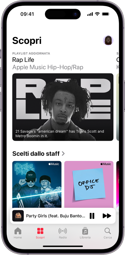 La schermata Sfoglia che mostra una playlist in primo piano nella parte superiore. Puoi scorrere verso sinistra per visualizzare altra musica e altri video in primo piano. Una sezione di brani consigliati viene visualizzata in basso e mostra due playlist di Apple Music. Puoi scorrere verso l’alto sullo schermo per scoprire musica nuova e consigliata.