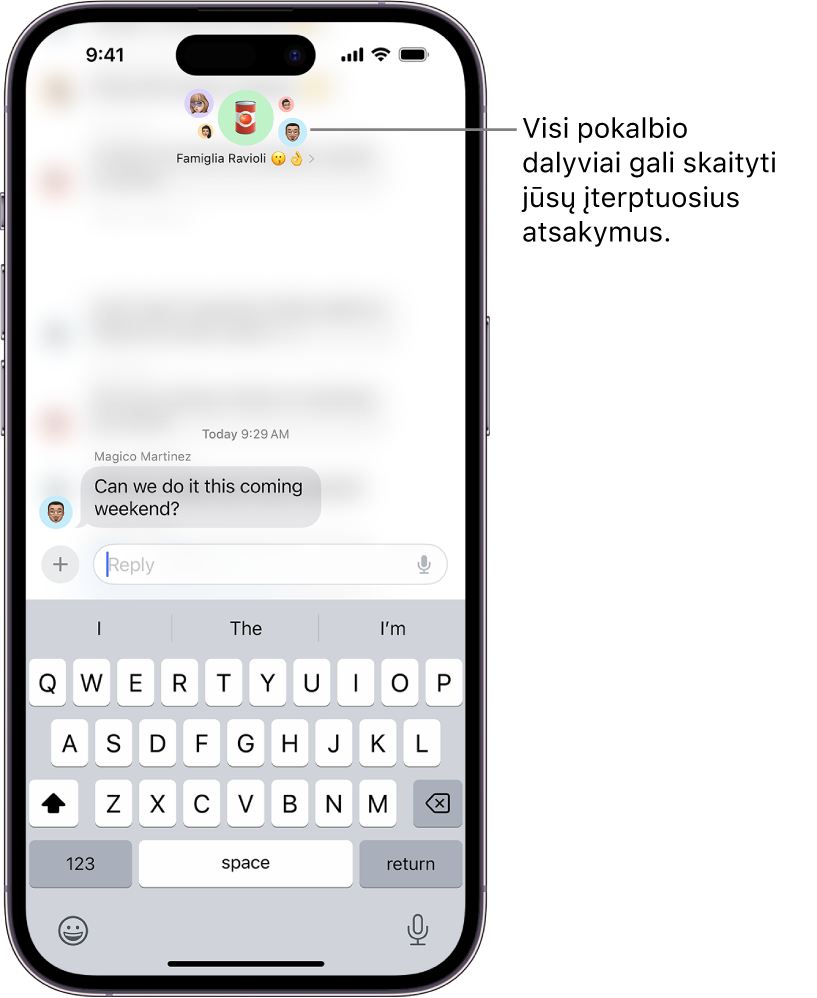 Įterptojo atsakymo kūrimas „Messages“ grupės pokalbyje. Grupėje esančių žmonių piktogramos yra ekrano viršuje. Ekraninė klaviatūra yra apatinėje ekrano dalyje. Dauguma pokalbio žinučių yra neryškios, išskyrus konkretų tekstą, į kurį atsakoma įterptąja žinute.