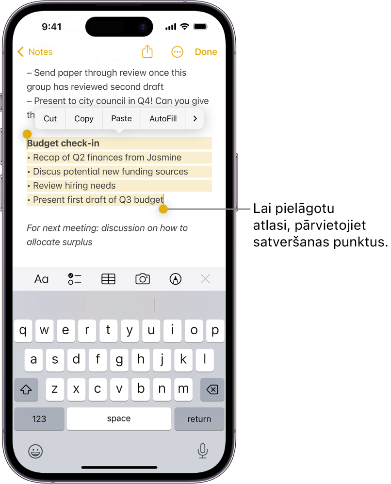 Teksts ir atlasīt lietotnes Notes piezīmē. Virs atlasītā teksta ir pogas Cut, Copy, Paste un AutoFill. Atlasītais teksts ir izcelts, un tam ir satveršanas punkts, lai atlasi pielāgotu jebkurā galā.