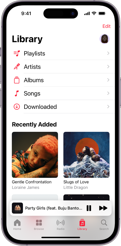 Ekrāns Library, kurā ir redzams saraksts ar kategorijām, tostarp Playlists, Artists, Albums, Songs un Downloaded. Zem saraksta ir virsraksts Recently Added. Atskaņotājs, kurā ir norādīts pašreizējās dziesmas nosaukums, bet apakšā atrodas pogas Play un Next.