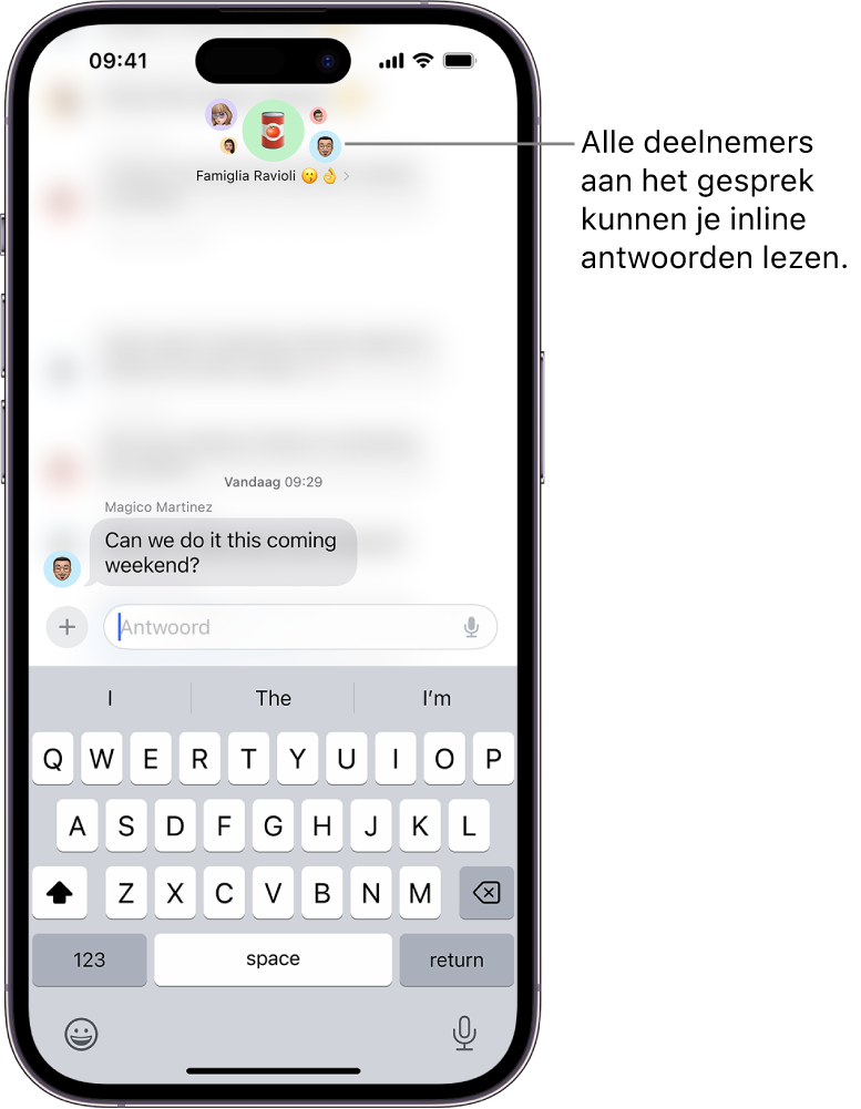 Een inline antwoord opstellen in een groepsgesprek in Berichten. Boven in het scherm staan symbolen van de personen in de groep. In de onderste helft van het scherm staat het schermtoetsenbord. Het grootste deel van het gesprek is vervaagd, behalve de specifieke tekst waarop met een inline antwoord wordt gereageerd.
