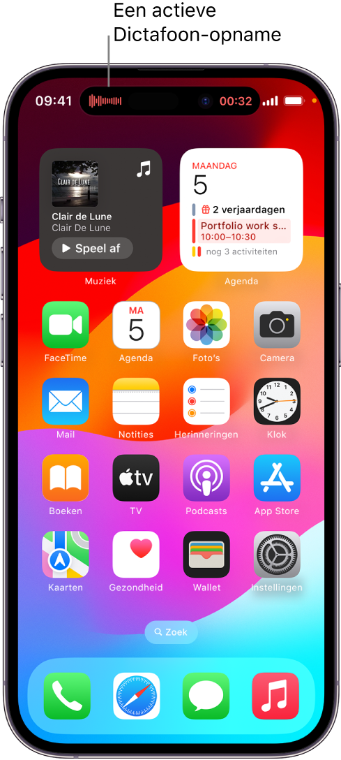 Het beginscherm van de iPhone 14 Pro met een Dictafoon-opname in het Dynamic Island.