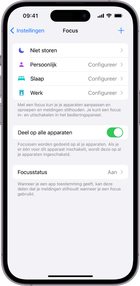 Een scherm met vier kant-en-klare focusopties: Niet storen, Persoonlijk, Slaap en Werk. Met de knop 'Deel op alle apparaten' stel je in dat de focusinstellingen op alle apparaten worden toegepast waar je met dezelfde Apple ID bent ingelogd.