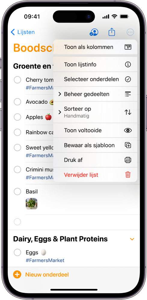 Een checklist voor een kampeertrip in Herinneringen. Sommige onderdelen zijn voorzien van tags, locaties, markeringen en foto's. De knop 'Nieuwe herinnering' staat linksonderin.