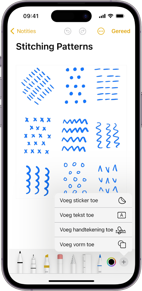 De markeringsknoppenbalk is open onder in een notitie in de Notities-app en de knop met het plusteken rechtsonder in het scherm is geselecteerd. De volgende opties zijn beschikbaar in het menu om elementen toe te voegen: 'Voeg sticker toe', 'Voeg tekst toe', 'Voeg handtekening toe' en 'Voeg vorm toe'.