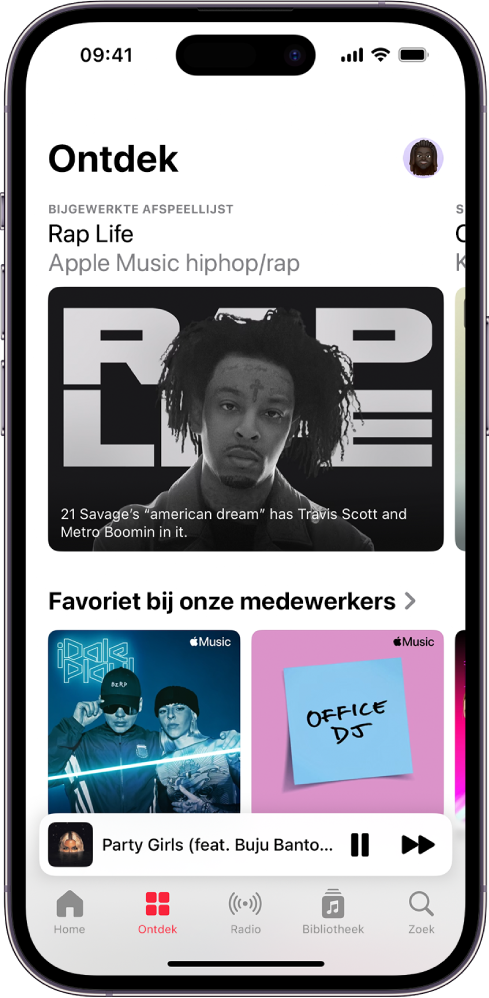 Het scherm 'Ontdek' met bovenin een uitgelichte afspeellijst. Je kunt naar links vegen om nog meer uitgelichte muziek en video's te bekijken. Daaronder zie je het gedeelte 'Staff Picks' met twee Apple Music-afspeellijsten. Veeg omhoog op het scherm om nieuwe en aanbevolen muziek te verkennen.