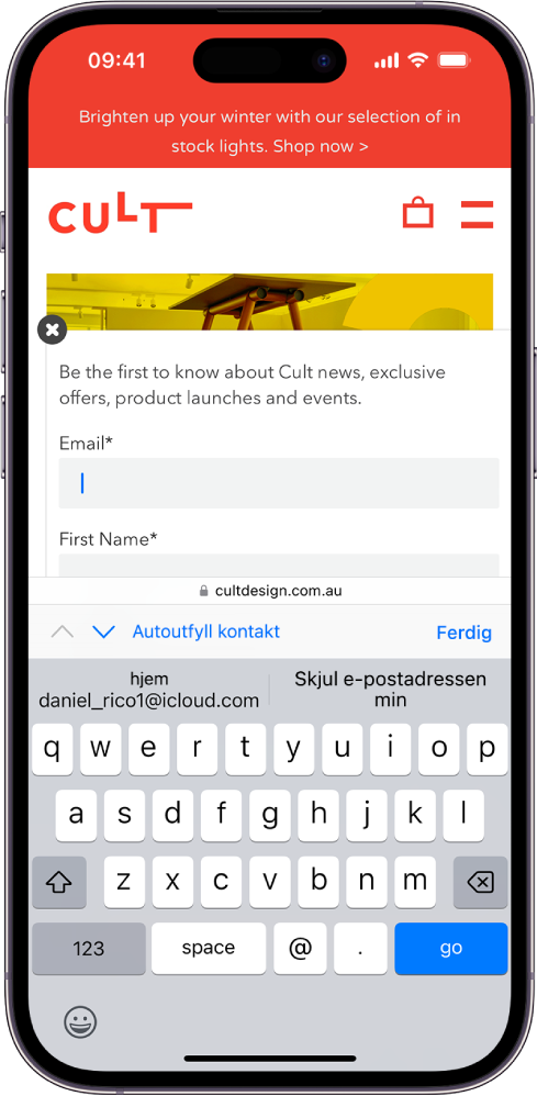 Et nettsted er åpnet på en kontaktside, og en e-postadresse skrives inn. Tastaturet er åpent. Autoutfyll har to alternativer over tastaturet: legg til en ekte e-postadresse eller opprett en ny e-postadresse for Skjul e-postadressen min for dette nettstedet.