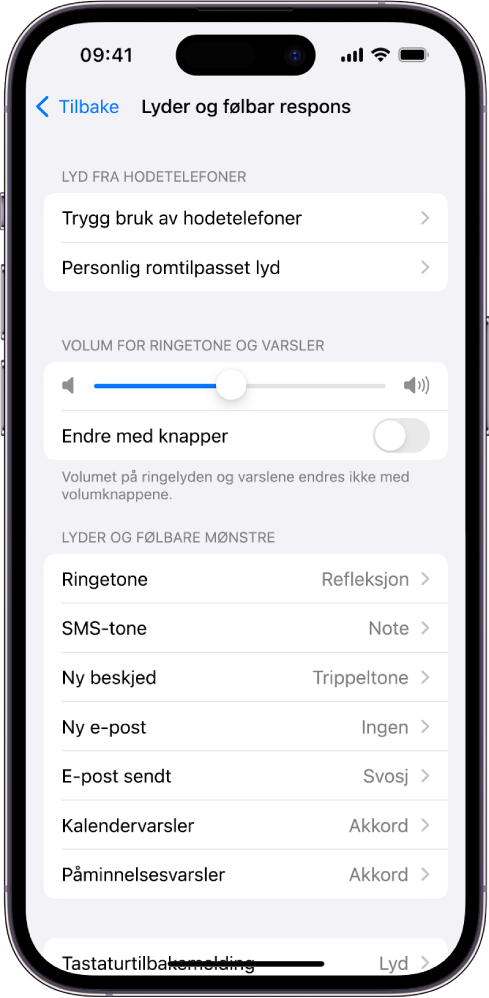 Lyd og følbar respons-skjermen i Innstillinger. På skjermen vises, fra øverst til nederst, valgene Lyd fra hodetelefoner og Trygg bruk av hodetelefoner; Volum for ringetone og varsler, med en skyveknapp for å justere volumet og et valg for å endre volumet med knappene; og Lyder og følbare mønstre, inkludert ringelyd og SMS-tone.