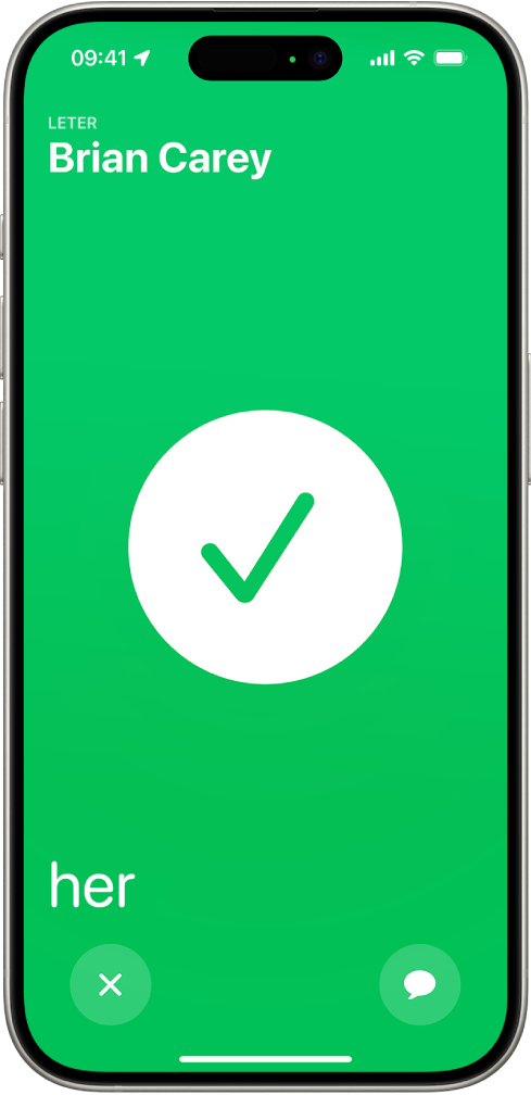 iPhone-skjermen er grønn, med et stort hakemerke i midten. Navnet på personen det søkes etter, vises øverst til venstre, og ordet «her» vises nederst til venstre, som indikerer at man har møtt hverandre.