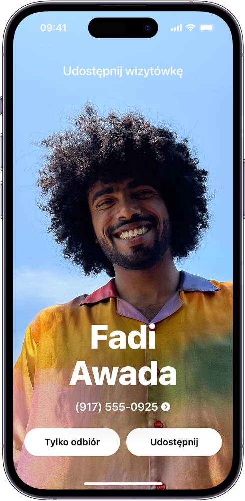 Ekran funkcji NameDrop z widocznym imieniem, nazwiskiem i numerem telefonu użytkownika. Poniżej znajdują się przyciski Tylko odbiór oraz Udostępnij.