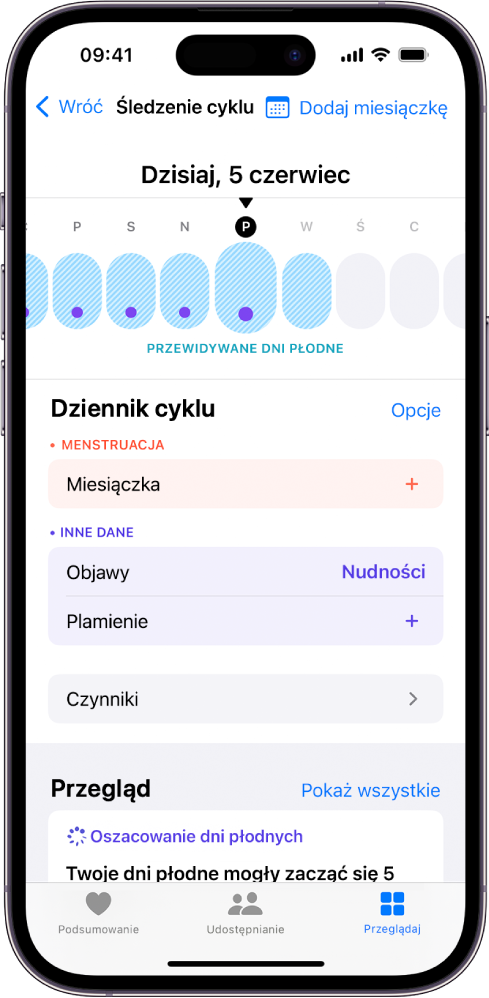 Ekran śledzenia cyklu z widoczną na górze linią czasową przedstawiającą szacowane dni płodne. Poniżej linii czasowej widoczne są opcje umożliwiające między innymi dodawanie informacji o miesiączce i objawach.