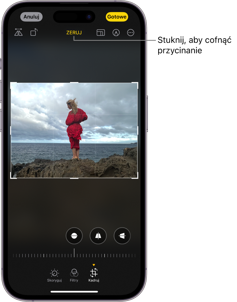 Ekran edycji zdjęcia. Na środku widoczne jest zdjęcie. Na dole ekranu umieszczone są następujące przyciski, od lewej do prawej: Skoryguj, Filtry oraz Kadruj. Przycisk Kadruj jest zaznaczony. Widoczny jest suwak do regulowania geometrii. W lewym górnym rogu ekranu znajduje się przycisk Anuluj. W prawym górnym rogu widoczny jest przycisk Gotowe. Na górze ekranu umieszczone są także następujące przyciski, od lewej do prawej: Odwróć, Automatyczne, Proporcje obrazu, Oznaczenia oraz Wtyczki.